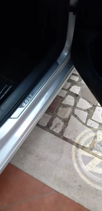 KIT 4 modanature battitacco listelli pedane sottoporta in metallo PER VW GOLF 5 6 7 8