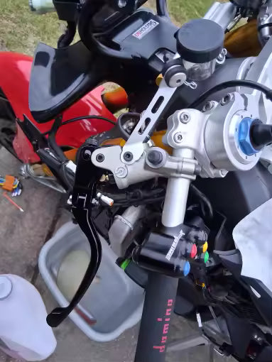 Supporto Staffa per Serbatoio Olio Freno e Frizione Compatibile con Ducati Panigale 899 1199 1199R 1199S 959 1299 1299R 1299S Panigale V2 V4 V4R V4S