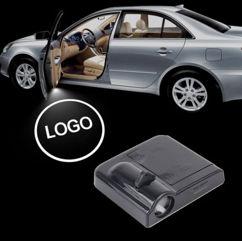 Led sottoporta sotto porta cortesia per tutte le auto con logo della propria auto a batterie e con sensore di apertura . Facili da montare